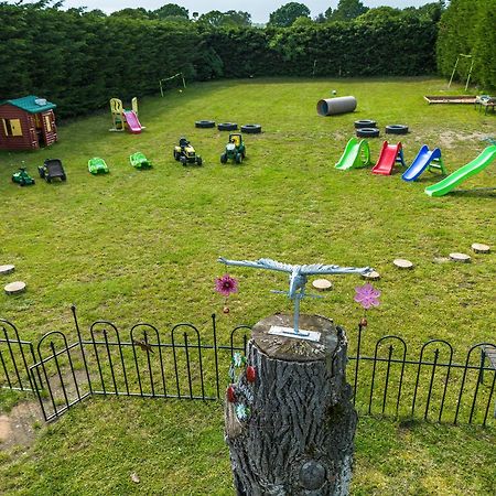 Upside Down House - Sleeps Up To 6 Guests - Great For Family And Friends Gatherings,Corporate Events ,Near Sherwood Forest At Fairview Farm In Nottingham Set In 88 Acres מראה חיצוני תמונה