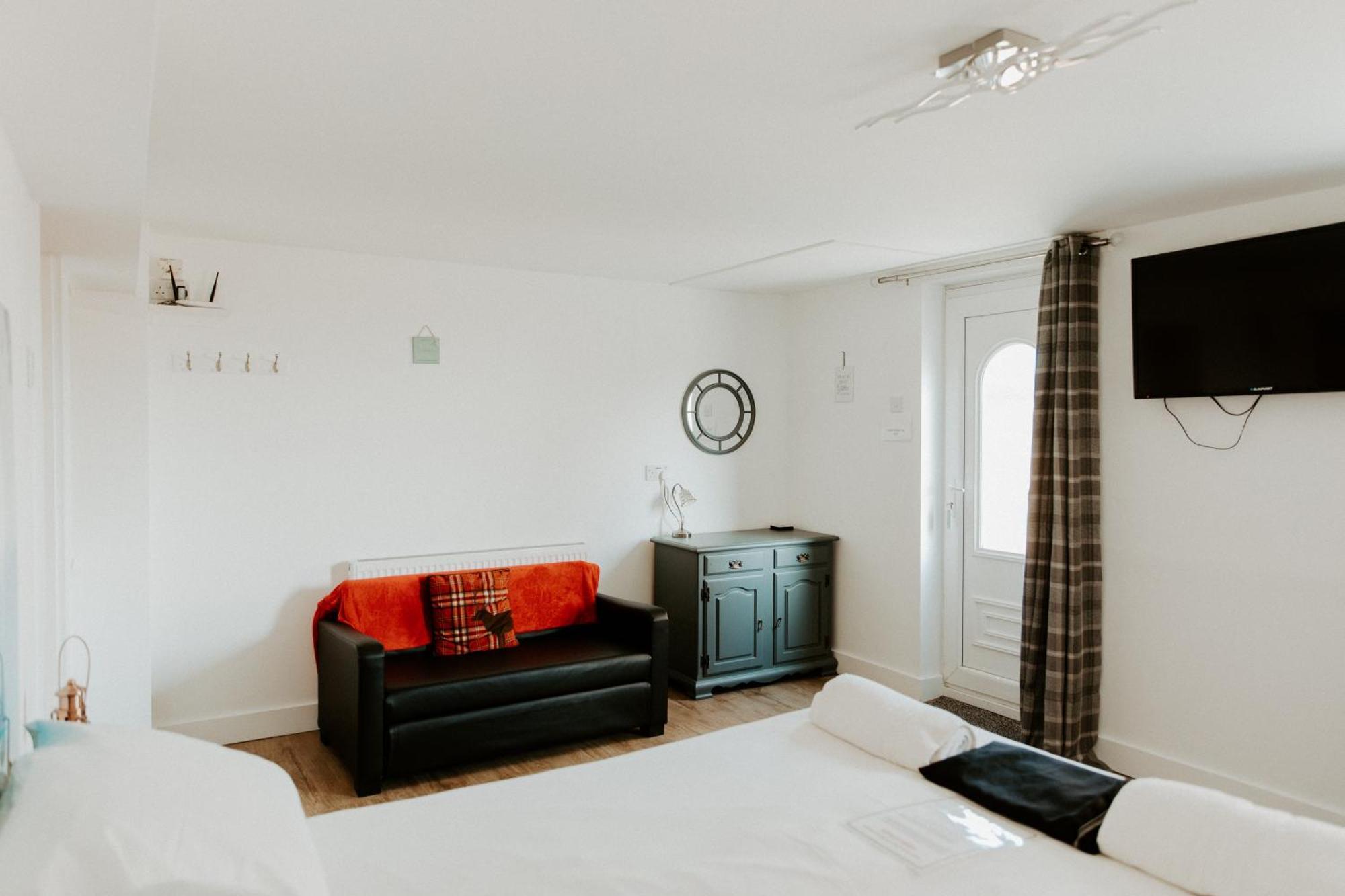 Upside Down House - Sleeps Up To 6 Guests - Great For Family And Friends Gatherings,Corporate Events ,Near Sherwood Forest At Fairview Farm In Nottingham Set In 88 Acres מראה חיצוני תמונה