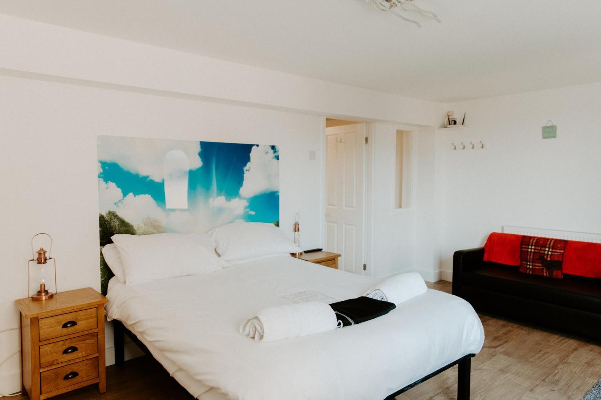 Upside Down House - Sleeps Up To 6 Guests - Great For Family And Friends Gatherings,Corporate Events ,Near Sherwood Forest At Fairview Farm In Nottingham Set In 88 Acres מראה חיצוני תמונה
