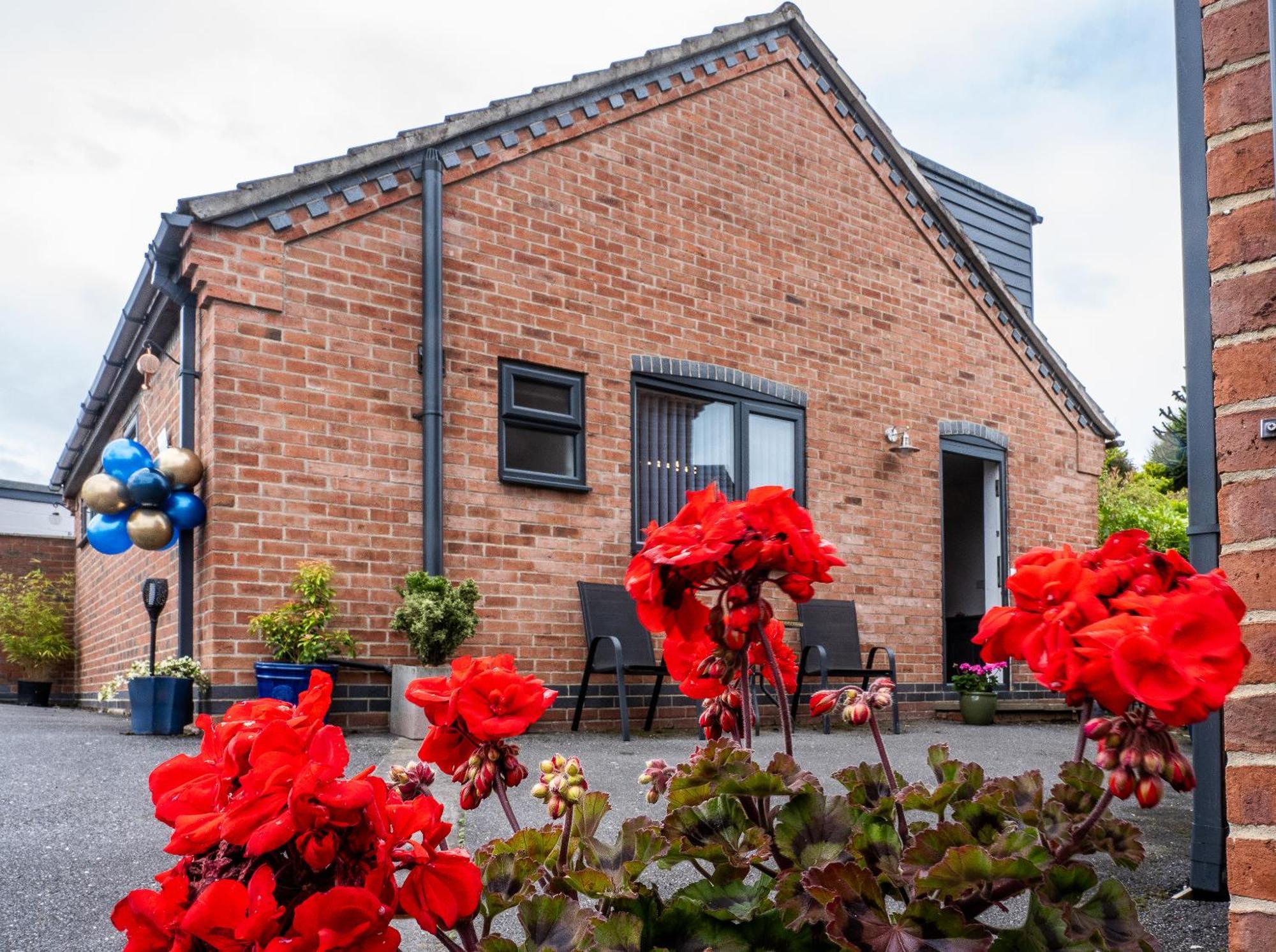 Upside Down House - Sleeps Up To 6 Guests - Great For Family And Friends Gatherings,Corporate Events ,Near Sherwood Forest At Fairview Farm In Nottingham Set In 88 Acres מראה חיצוני תמונה