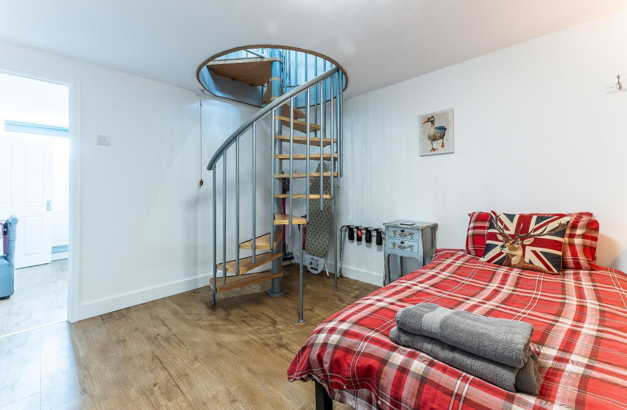 Upside Down House - Sleeps Up To 6 Guests - Great For Family And Friends Gatherings,Corporate Events ,Near Sherwood Forest At Fairview Farm In Nottingham Set In 88 Acres מראה חיצוני תמונה