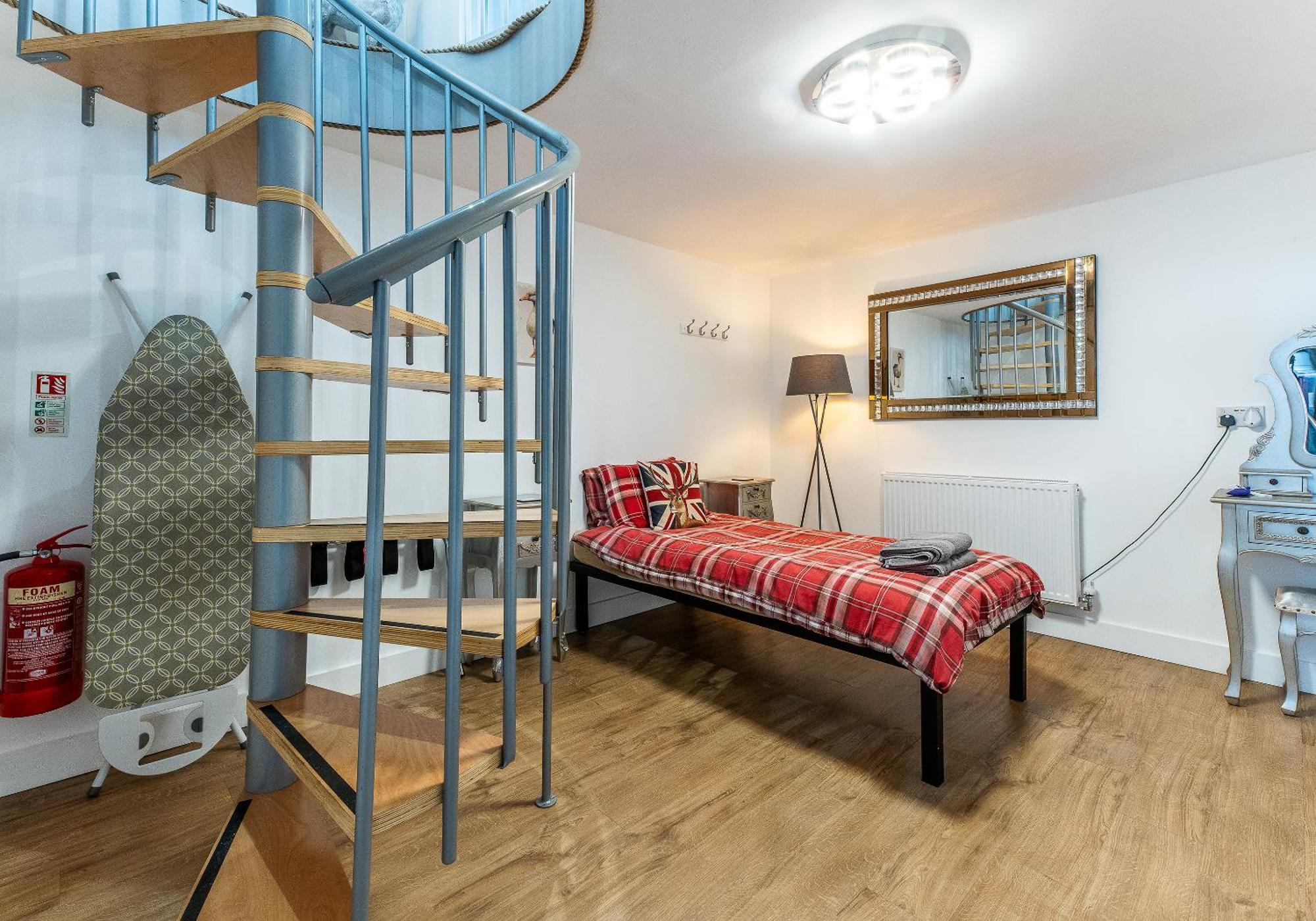 Upside Down House - Sleeps Up To 6 Guests - Great For Family And Friends Gatherings,Corporate Events ,Near Sherwood Forest At Fairview Farm In Nottingham Set In 88 Acres מראה חיצוני תמונה