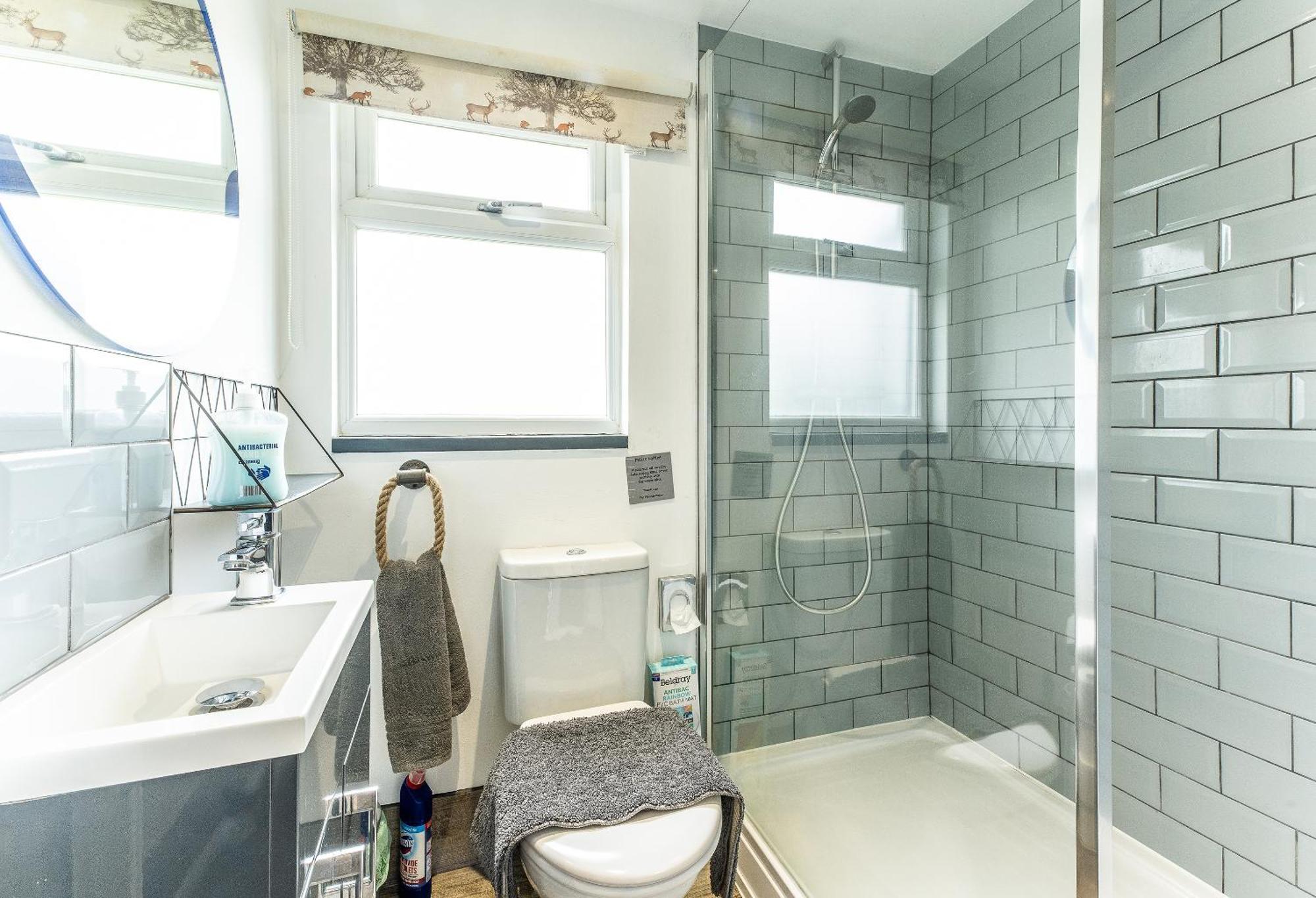 Upside Down House - Sleeps Up To 6 Guests - Great For Family And Friends Gatherings,Corporate Events ,Near Sherwood Forest At Fairview Farm In Nottingham Set In 88 Acres מראה חיצוני תמונה