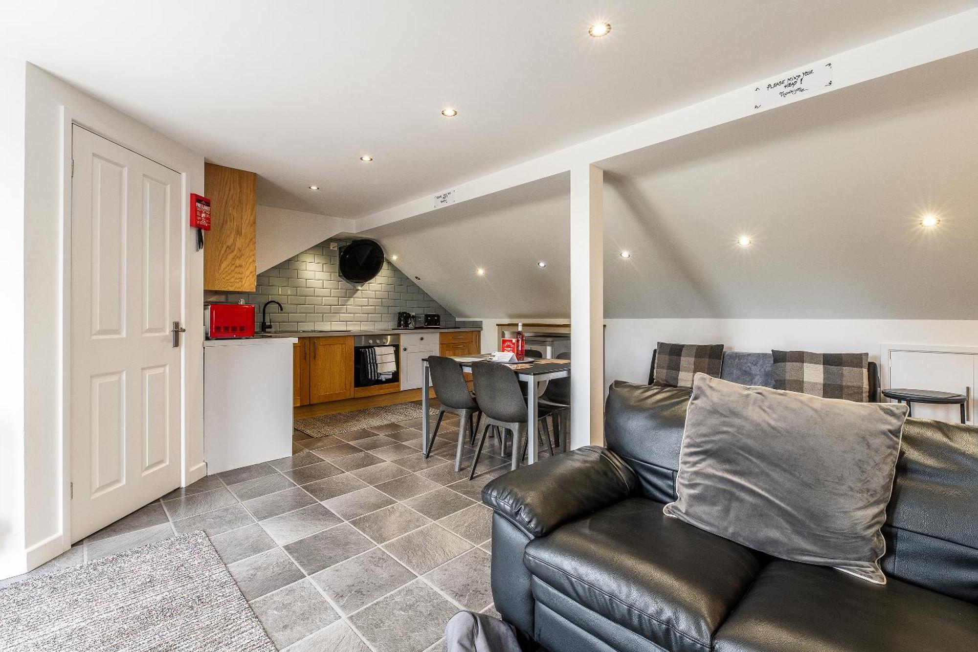 Upside Down House - Sleeps Up To 6 Guests - Great For Family And Friends Gatherings,Corporate Events ,Near Sherwood Forest At Fairview Farm In Nottingham Set In 88 Acres מראה חיצוני תמונה