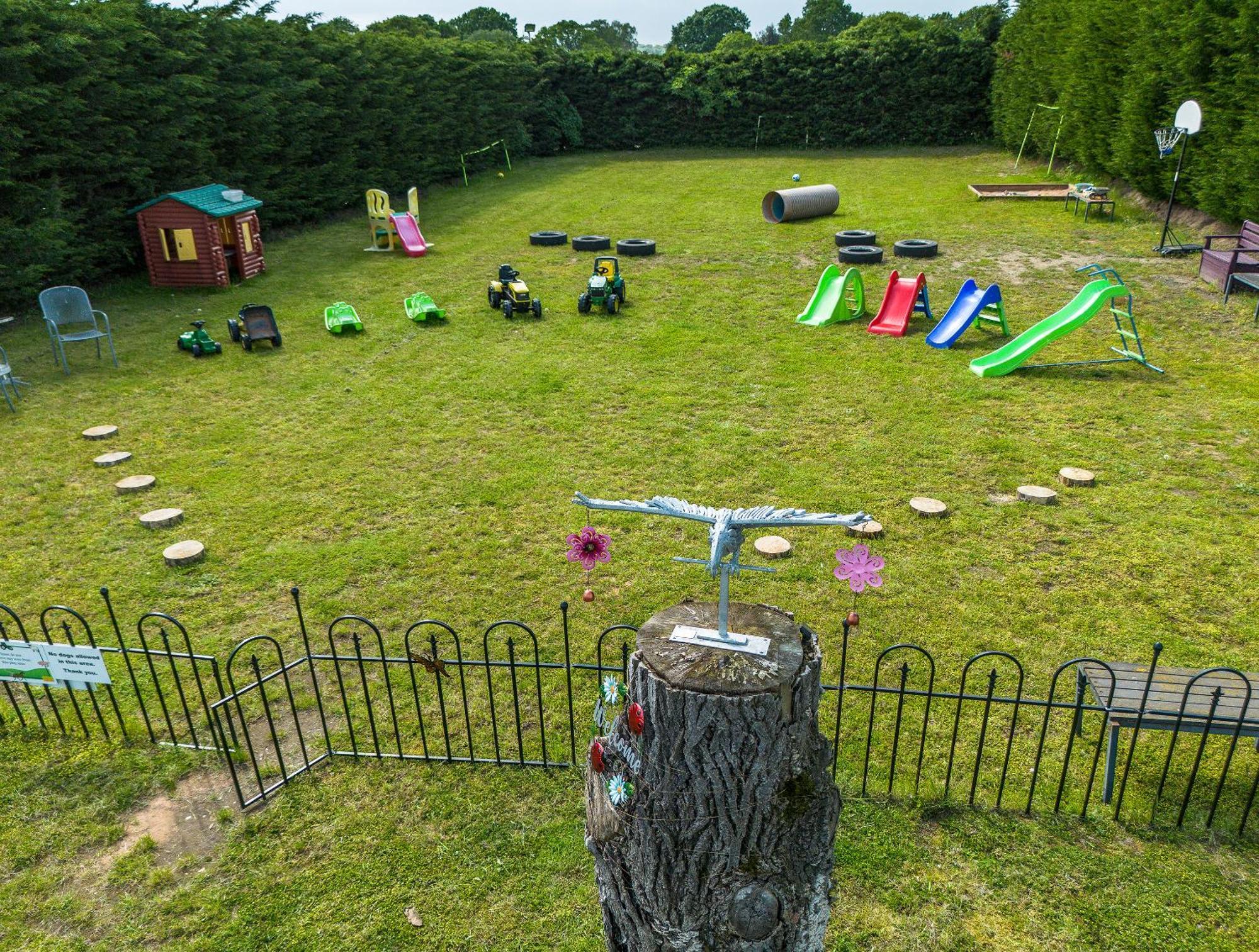 Upside Down House - Sleeps Up To 6 Guests - Great For Family And Friends Gatherings,Corporate Events ,Near Sherwood Forest At Fairview Farm In Nottingham Set In 88 Acres מראה חיצוני תמונה