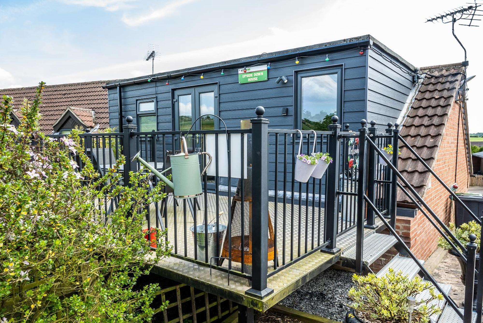 Upside Down House - Sleeps Up To 6 Guests - Great For Family And Friends Gatherings,Corporate Events ,Near Sherwood Forest At Fairview Farm In Nottingham Set In 88 Acres מראה חיצוני תמונה