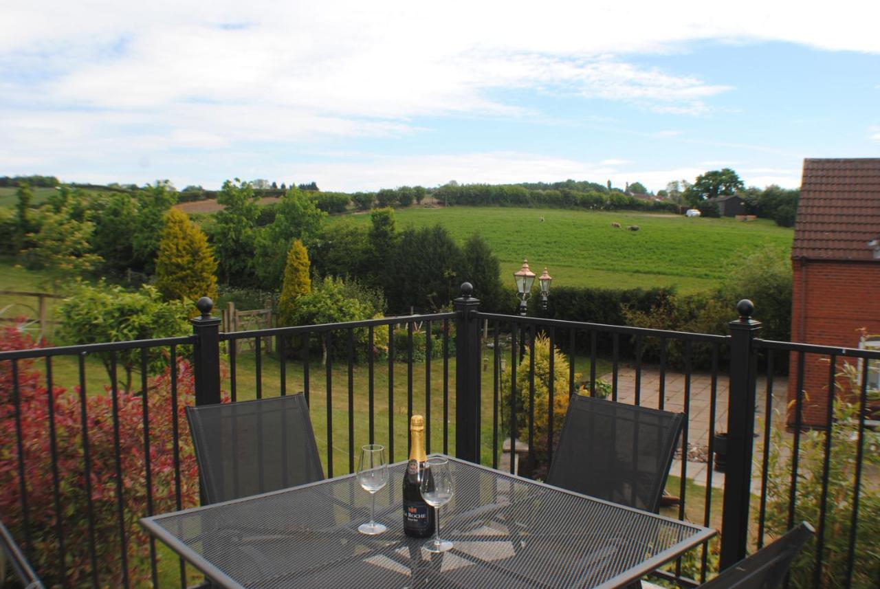 Upside Down House - Sleeps Up To 6 Guests - Great For Family And Friends Gatherings,Corporate Events ,Near Sherwood Forest At Fairview Farm In Nottingham Set In 88 Acres מראה חיצוני תמונה