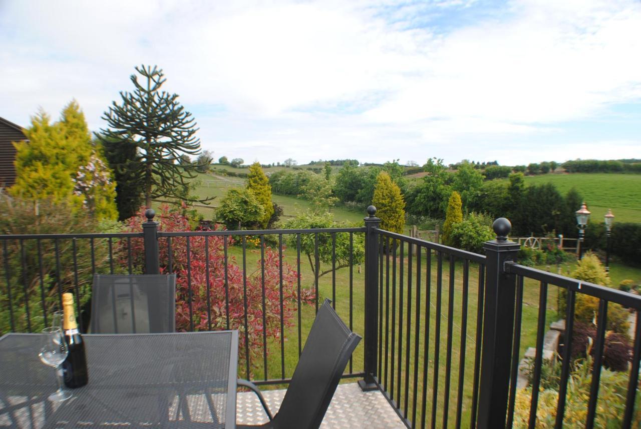 Upside Down House - Sleeps Up To 6 Guests - Great For Family And Friends Gatherings,Corporate Events ,Near Sherwood Forest At Fairview Farm In Nottingham Set In 88 Acres מראה חיצוני תמונה